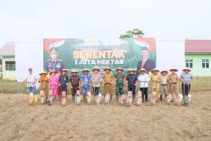 Ikuti Penanaman Jagung Serentak 1 Juta Hektar, Polres Tulang Bawang Juga Gelar Bakti Kesehatan dan Pembagian Bansos