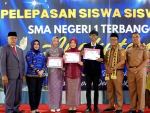 Didampingi Kadisdikbud Lamteng, Bupati Ardito Ucapkan Selamat Kepada 481 Siswa/i SMAN 1 Terbanggi Besar Lulus Dengan Predikat Terbaik