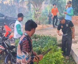 Jumat Bersih Kampung Karang Anyar Ciptakan Kebersamaan Gotong Royong Antar Warga