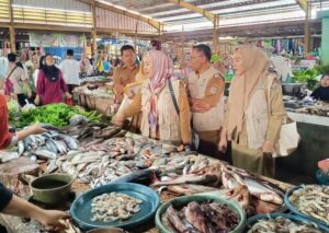 DKPH Lampung Tengah Uji Cepat Sempel Makanan Beberapa Pasar, Pastikan Bahan Pangan Aman Dikonsumsi Masyarakat