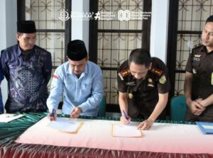 Kasi Datun dan Kemenag Lamteng Tandatangani PKS Percepatan Sertifikasi Halal “Sehati25 Self-Declare”
