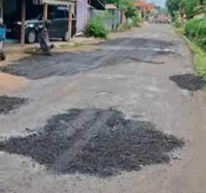 Tak Ada Perbaikan Dari Pemkab Lamteng Warga Perbaiki Jalan Dengan Dana Pribadi