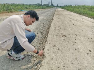 Pekerjaan Rigid Beton di Kampung Dono Arum Tanpa Plang Pagu Anggaran, Warga Sekitar Menduga Ada Kecurangan Bahan Baku