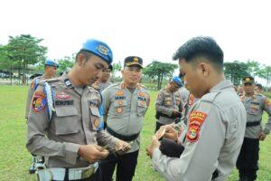 Kapolres Tulang Bawang Barat Lakukan Pemeriksaan Sikap Tampan dan Kelengkapan Data Diri Personil