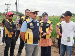 Cek Kualitas, Bupati Ardito Tinjau Pembangunan Jalan Gayausakti-Donoarum