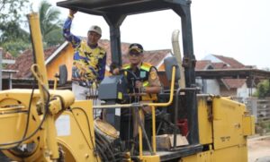 Bupati Lamteng Ardito Turun Tangan Perbaiki Jalan Kampung Sidokerto