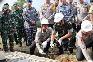 Bupati Ardito Lakukan Peletakan Batu Pertama Pembangunan Koprasi Merah Putih di Kampung Nambahdadi
