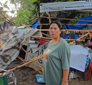 Hujan Deras Disertai Angin Kencang Robohkan Puluhan Tenda Pedagang di Gunung Sugih