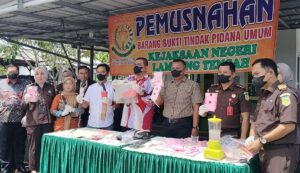 Kejari Lampung Tengah Musnahkan BB Hasil 55 Perkara Pidum Selama 2025