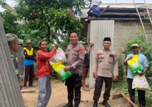 Kapolsek Rumbia Bagikan Sembako ke Warga Terdampak Puting Beliung