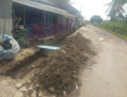 Pekerjaan Proyek Drainase dan Jalan Diponegoro Yukum Jaya Tanpa Palang Informasi