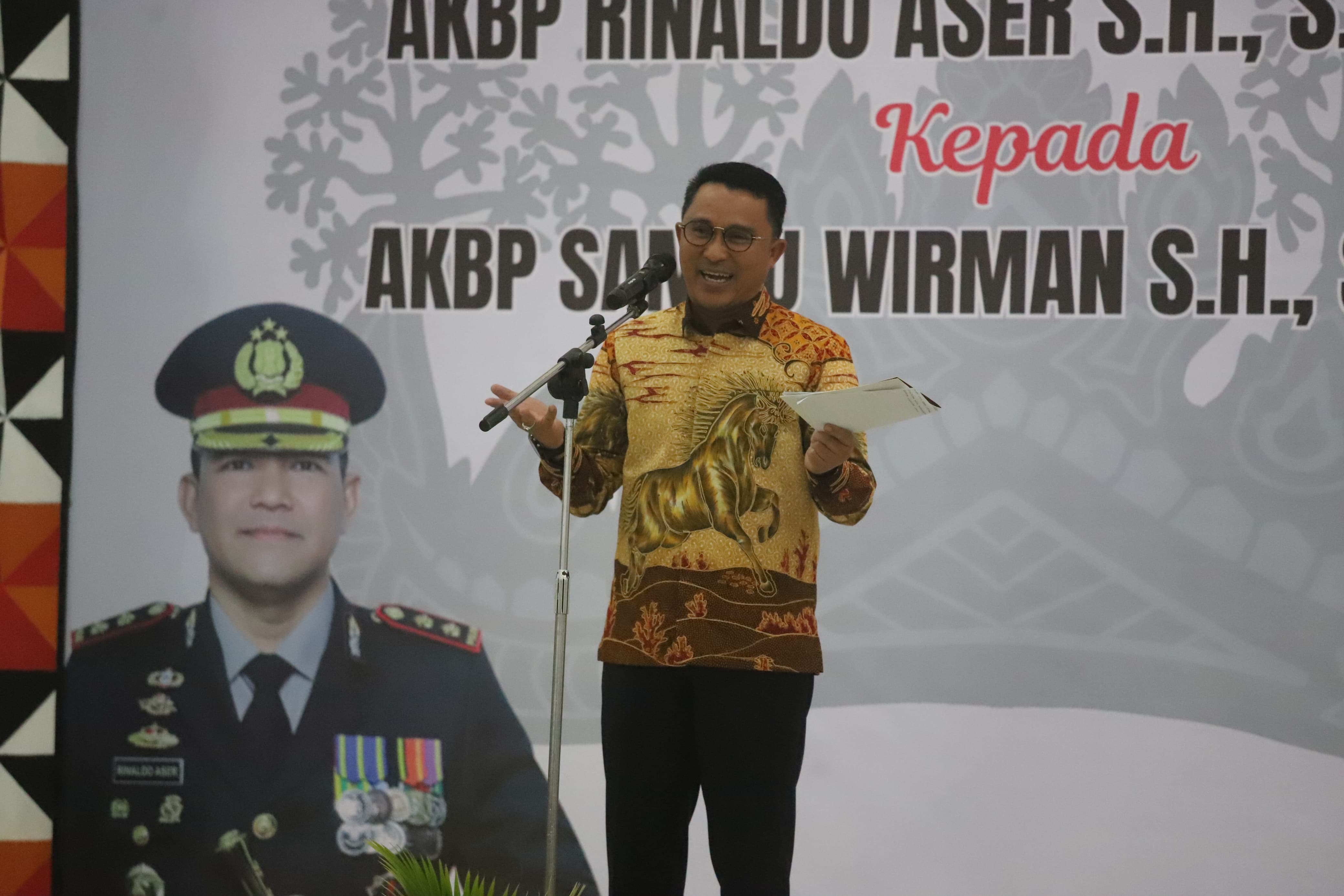 Bupati Parosil Mabsus saat memberikan sambutan pada acara pisah sambut Kapolres Lampung Barat, Selasa malam (13/1/2026).