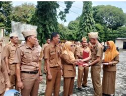 Kadis DPKP2CK Lamteng Beri 9 ASN Penghargaan Piagam Satyalancana
