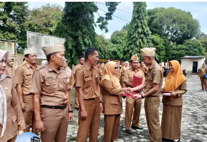 Kadis DPKP2CK Lamteng Beri 9 ASN Penghargaan Piagam Satyalancana