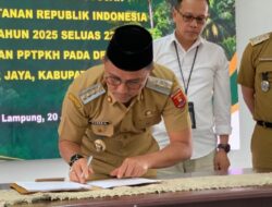 Bupati Lampung Barat Parosil Terima Kepastian Penguasaan dan Pemanfaatan Kawasan Hutan di Sukapura