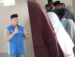 Ketua DPRD Tubaba Busroni Salurkan Zakat Kepada Puluhan Anak Yatim Piatu