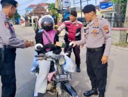 Sat Samapta Polres Lamteng Berbagi Takjil Dengan Masyarakat Sekaligus Patroli Pengamanan Ibadah