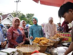 Ramadan Penuh Kepedulian, TP PKK dan DWP Provinsi Lampung Kembali Bagikan Takjil di Depan Mahan Agung