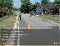 Belum Ada Perbaikan Dari Pemerintah, KOPPI PCW Tambal Sulam Jalan Berlubang Secara Swadaya
