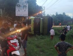 Truk Fuso Bermuatan Kernel Terguling di Jalan Raya Punggur-Mojopahit, Cerita Sopir Buat Warga Heran