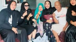 Ketua DWP Dispusip Lamteng Ny. Prima Bambang Berikan Tali Asih ke Petugas Kebersihan Yang Sudah Purna Tugas
