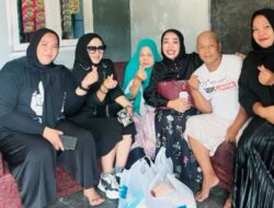 Ketua DWP Dispusip Lamteng Ny. Prima Bambang Berikan Tali Asih ke Petugas Kebersihan Yang Sudah Purna Tugas