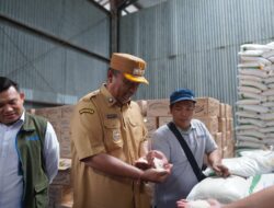 Plt Bupati I Komang Koheri Salurkan Bantuan Pangan CPP Untuk Masyarakat Miskin