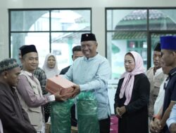 Plt Bupati Komang Bagi Takjil dan Bantu Masjid Serta Santuni Kaum Duafa Saat Safari Ramadan di Trimurjo