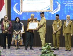 Plt Bupati Komang Terima Piagam Penghargaan Dari Kementrian Hukum RI