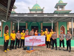 Sambut Hari Bhayangkara ke-80, Polres Tulang Bawang Barat Gelar Bakti Sosial Religi Bersihkan Tempat Ibadah Di Panaragan Jaya