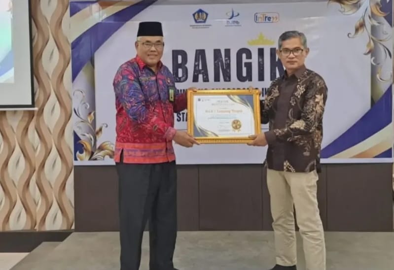 Sabet Dua Penghargaan Sekaligus dari KPPN Metro, Kepala MAN 1 Lampung Tengah Torehkan Prestasi Gemilang