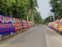 Puluhan Karangan Bunga Banjiri Kantor Disdikbud Lamteng, Ada Apa?