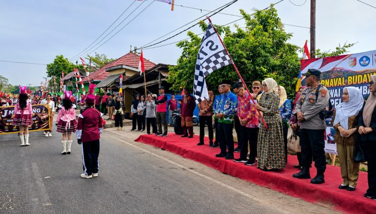 Ratusan Pelajar Meriahkan Karnaval Budaya Dan Pawai Drumband Di Tulang Bawang Dalam Rangaka Peringatan Hut Ke-81 Kemerdekaan Republik Indonesia
