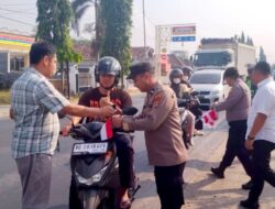 Polisi Lampung Tengah Bagikan 250 Bendera Merah Putih kepada Pengguna Jalan