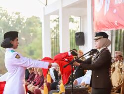 Kajari Lamteng Rita Susanti Pimpin Penurunan Bendera HUT ke-81 RI: Prosesi Berlangsung Khidmat dan Penuh Penghormatan