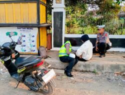 Bukan Sekadar Atur Lalin, Polisi Satlantas Polres Lamteng Sigap Bertindak Bantu Pengendara Laka Tunggal