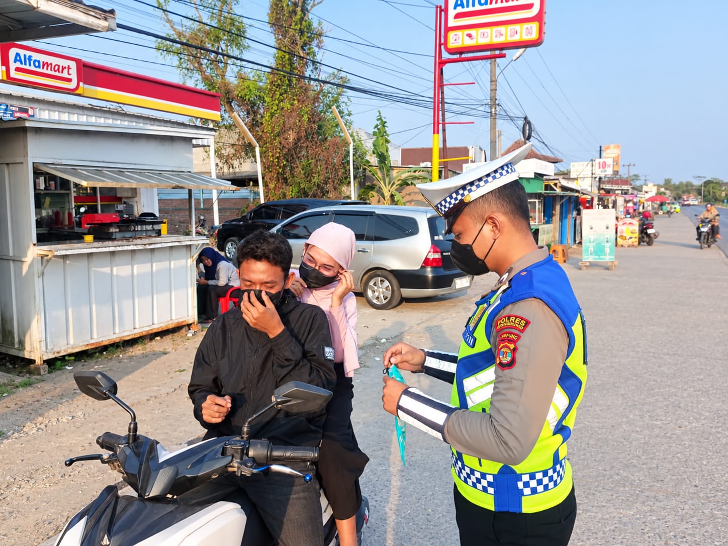 Polres Tulang Bawang Barat Dan Polsek Jajaran Bagikan Masker Gratis Untuk Warga, Lindungi Masyarakat Dari Abu Vulkanik