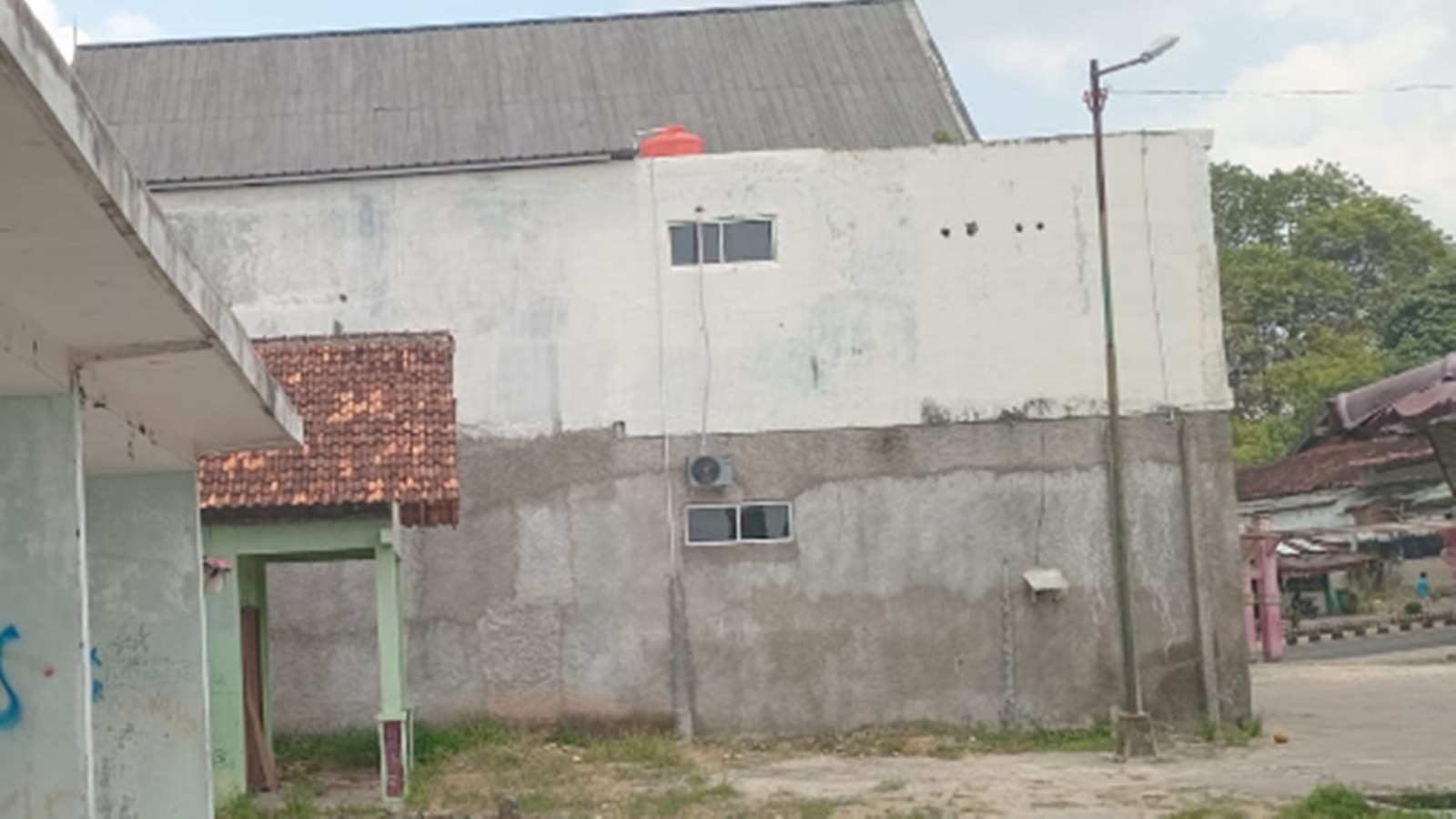 Potret Dinding Kanan Gedung Perpus Kotabumi Rp2,4 Miliar Pendampingan Jaksa, Mengapa Masih Belum Rapi?
