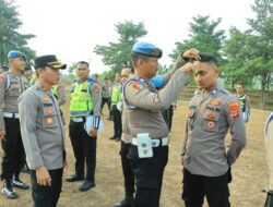 Wakapolres Tulang Bawang Barat Laksanakan Gaktiblin Pemeriksaan Sikap Tampan, Kelengkapan Data Diri Dan Handphone Personel