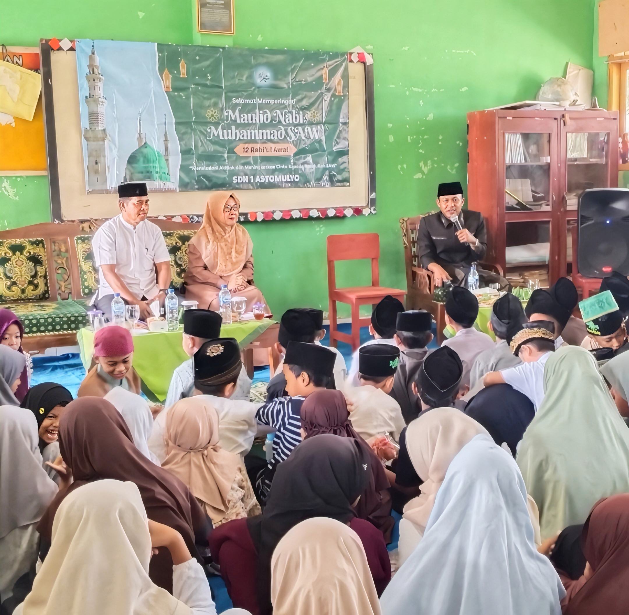 Maulid Nabi di SDN 1 Astomulyo, Gus Rodhi Ajak Siswa Teladani Kejujuran Rasulullah