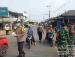 Ratusan Masker Dibagikan, Polsek Kedondong Ingatkan Warga Waspadai Abu Vulkanik Krakatau