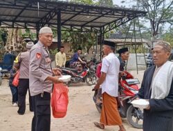 Tak Sekadar Nasi Kotak, Polsek Punggur Tebar Kepedulian di Tengah Masyarakat