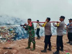 Kebakaran: Asap TPA Bandar Jaya Ganggu Tol, Petugas Gabungan TNI-Polri Berjibaku Padamkan Api Hingga Malam